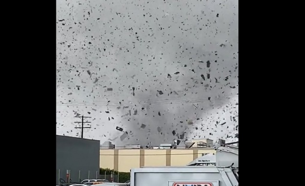 Торнадо премина през град в Южна Калифорния, като разруши покриви