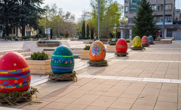 В Ямбол са двете най-големи великденски яйца от цветя в България