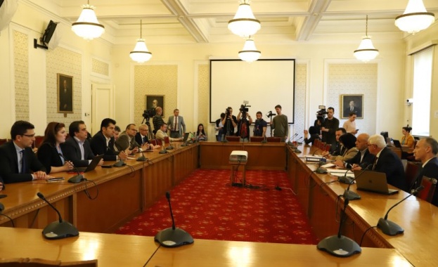 ГЕРБ СДС и ПП ДБ обсъждат в парламента параметрите на