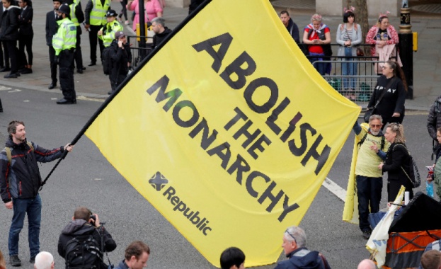 Арести на десетки антимонархисти в Лондон