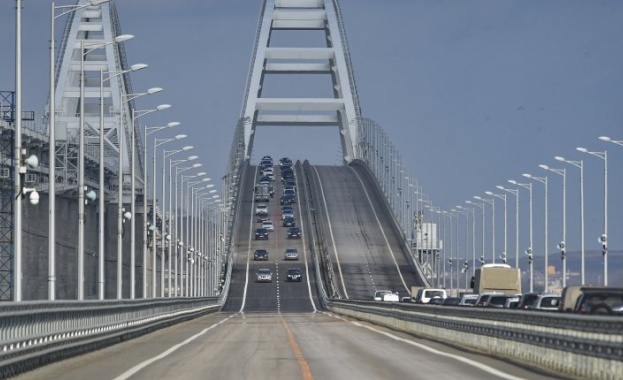 Възстановено е движението на автомобили по Кримския мост