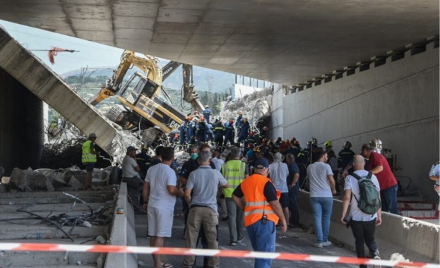 Новостроящ се мост в Гърция се срути, съобщава Агенция Франс