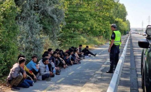 Десетки изтощени мигранти легнаха на път в Ямболско