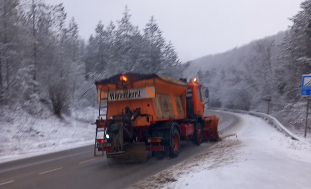 337 снегопочистващи машини обработват пътищата от републиканската пътна мрежа. В