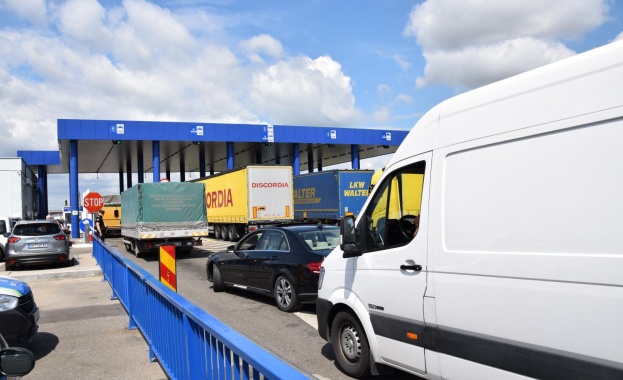 Интензивен е трафикът за товарни автомобили на някои гранични пунктове с Румъния и Сърбия