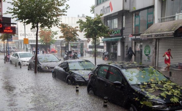Мощна буря в Истанбул. Лошото време обхвана както европейската, така