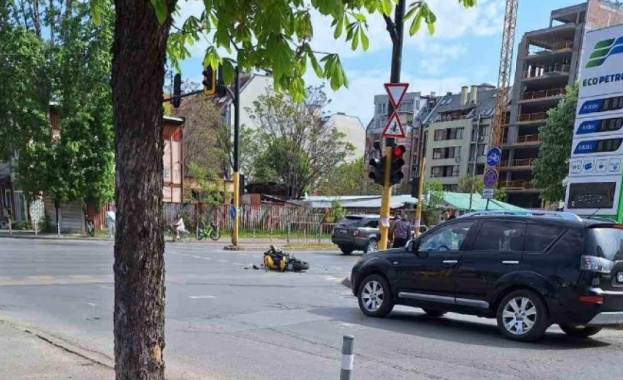 49-годишен моторист е в кома след тежка катастрофа в София.