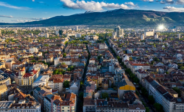 Започна поетапно измиване на централни улици в София под формата
