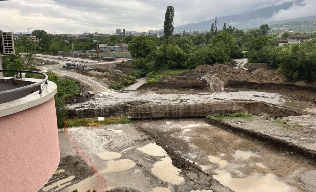 След порой в София, река преля и скъса дъга на бул. Тодор Каблешков (Снимки)