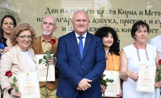 268 учители и директори получиха почетното отличие „Неофит Рилски“ на МОН
