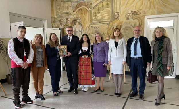 В навечерието на 24 май министър Милошев посети Професионалната гимназия по икономика и туризъм  „Алеко Константинов“ във Велинград