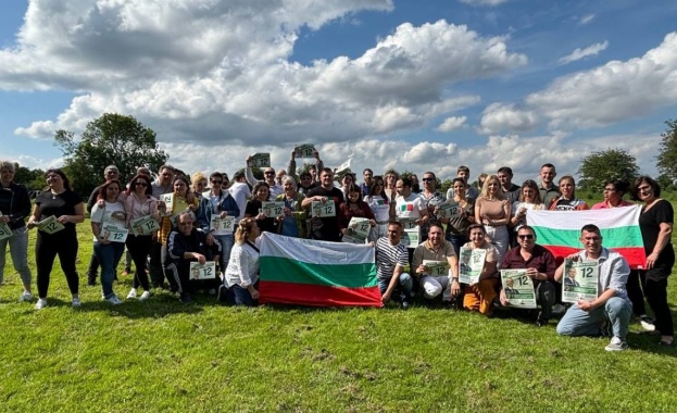 Кандидат за депутат от "Възраждане" спря кампанията си, за да посети българска общност зад граница