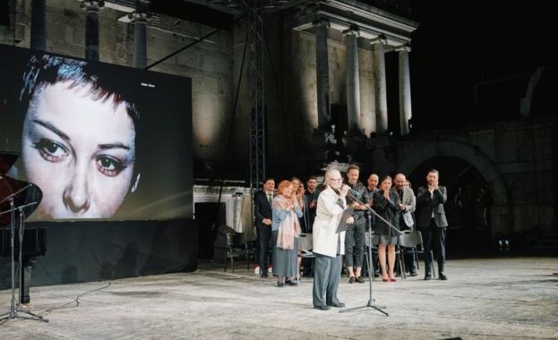 Цветана Манева получи обяснение в любов от 25 артиста