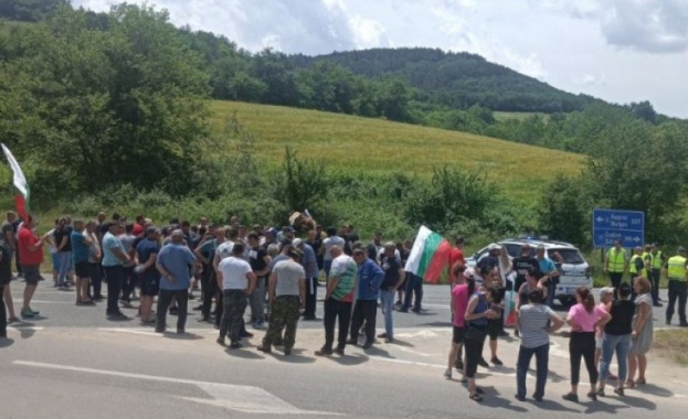 Нов протест на животновъдите затваря Подбалканския път София Бургас Причината
