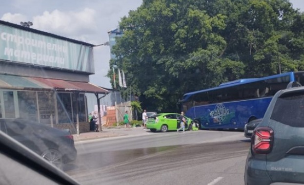 Автобус с деца и такси се сблъскаха на гара Пионер