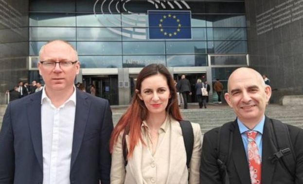 С другите двама евродепутати от Възраждане Рада Лайкова и Станислав