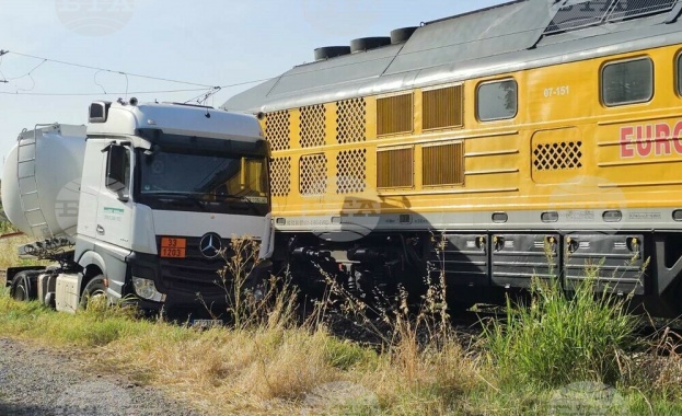 Катастрофа между товарен влак и цистерна на жп прелез в