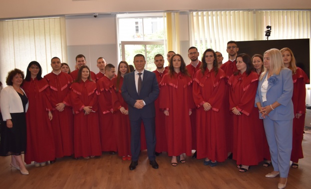 И ф главен прокурор Борислав Сарафов приветства младшите прокурори и следователи