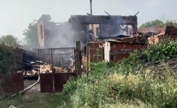 Двама възрастни и две деца бедстват след пожар изпепелил дома