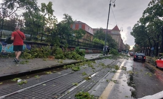 Двама души загинаха при мощна буря която връхлетя Западните Балкани