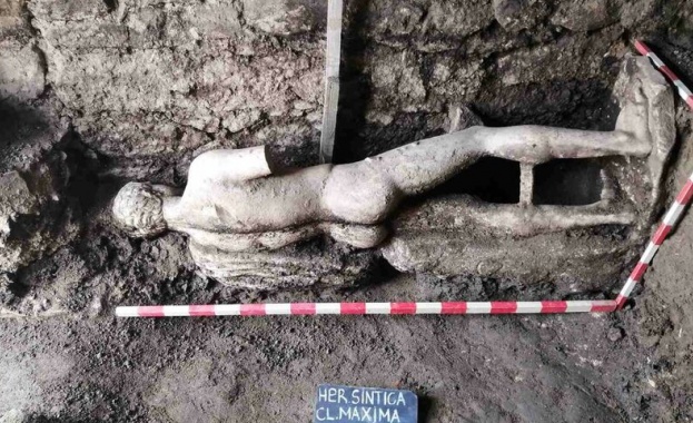Голяма и много добре запазена мраморна статуя в античния град