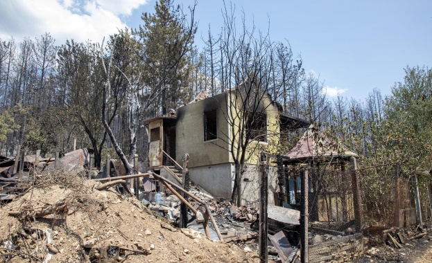 Изгоряха покривите на две къщи във вилната зона на Храбрино