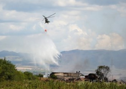 Два военни хеликоптера гасят склада край Гара Елин Пелин