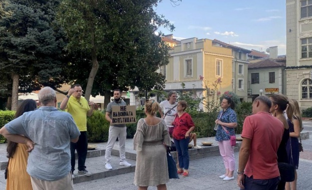 Граждани се събраха на протест срещу войната по пътищата в Пловдив