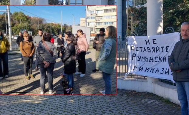 Родители и ученици на протест заради преместването в друга сграда на румънската гимназия в София