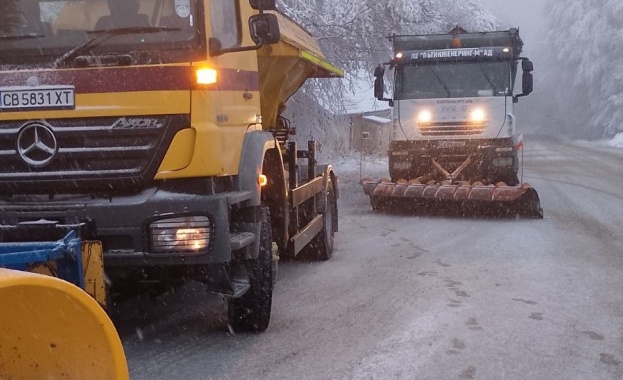 В 5 области снегопочистващи машини обработват трасетата от републиканската пътна