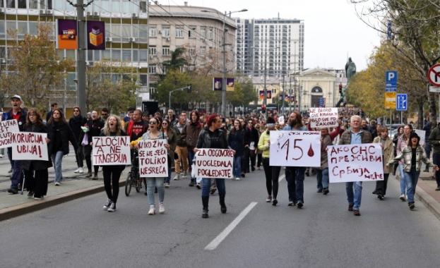 Демонстрация в памет на загиналите в сръбския град Нови Сад