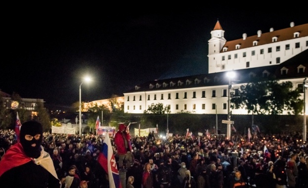 Хиляди протестиращи се събраха в словашката столица Братислава за 35