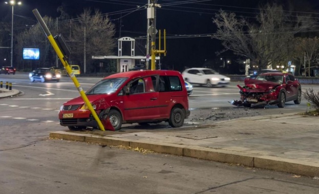 Джип и кола се сблъскаха на кръстовището на Орлов мост