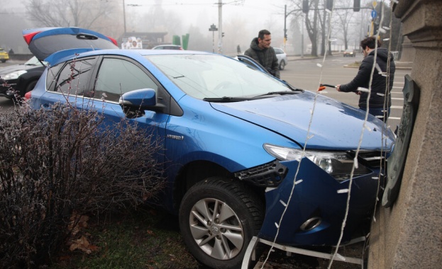 Две коли се удариха на Орлов мост в София При