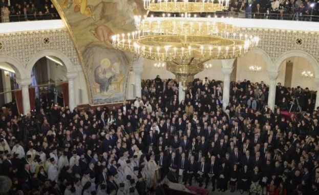 Предстоятели на поместните православни църкви множество епископи свещеници монаси и