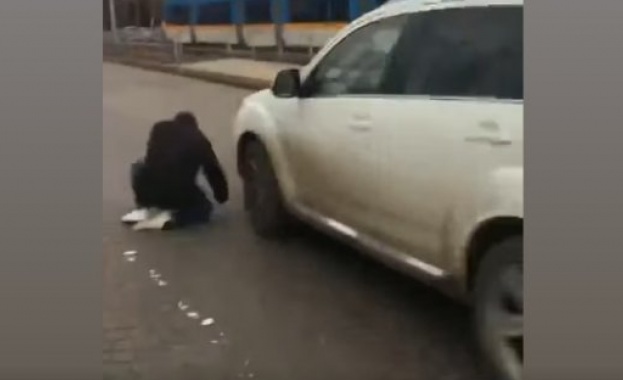 Видео на човек който се хвърля под коли по столичния