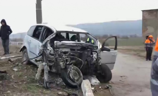 Бързият влак София - Кулата помете кола на жп прелез, в нея имало дете