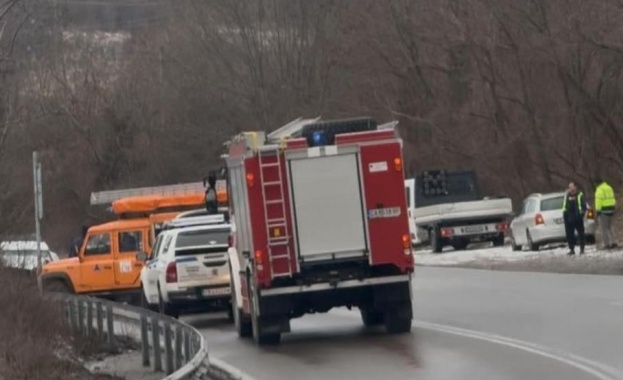 Трима души са пострадали при челен сблъсък между два автомобила на пътя между София и Перник, в района на Владая